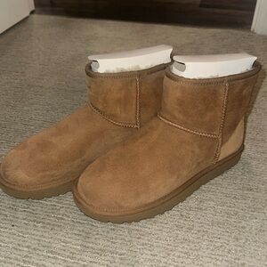 LIKE NEW UGG MINI II - Chestnut